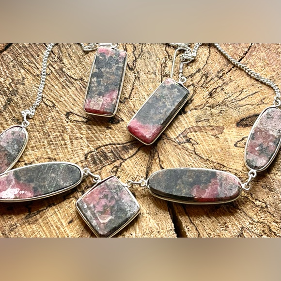 Beautiful Deep Dark Red Rhodonite Necklace & Earrings Set - Picture 5 of 5